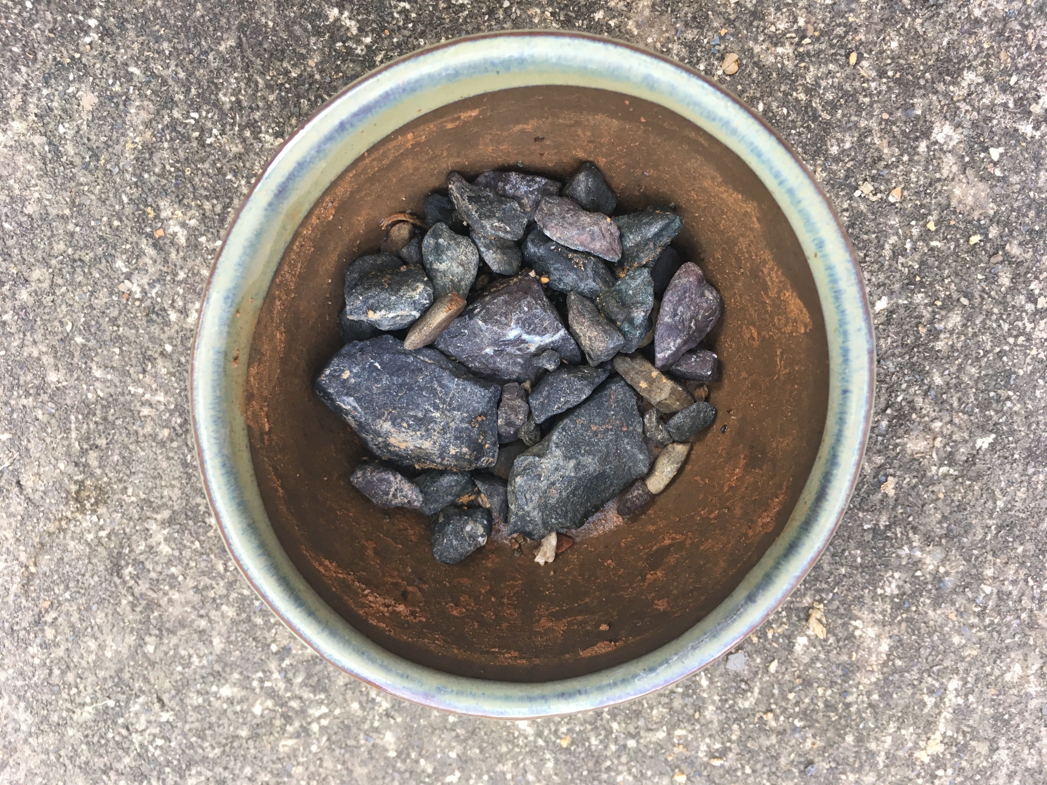 石をつめた植木鉢
